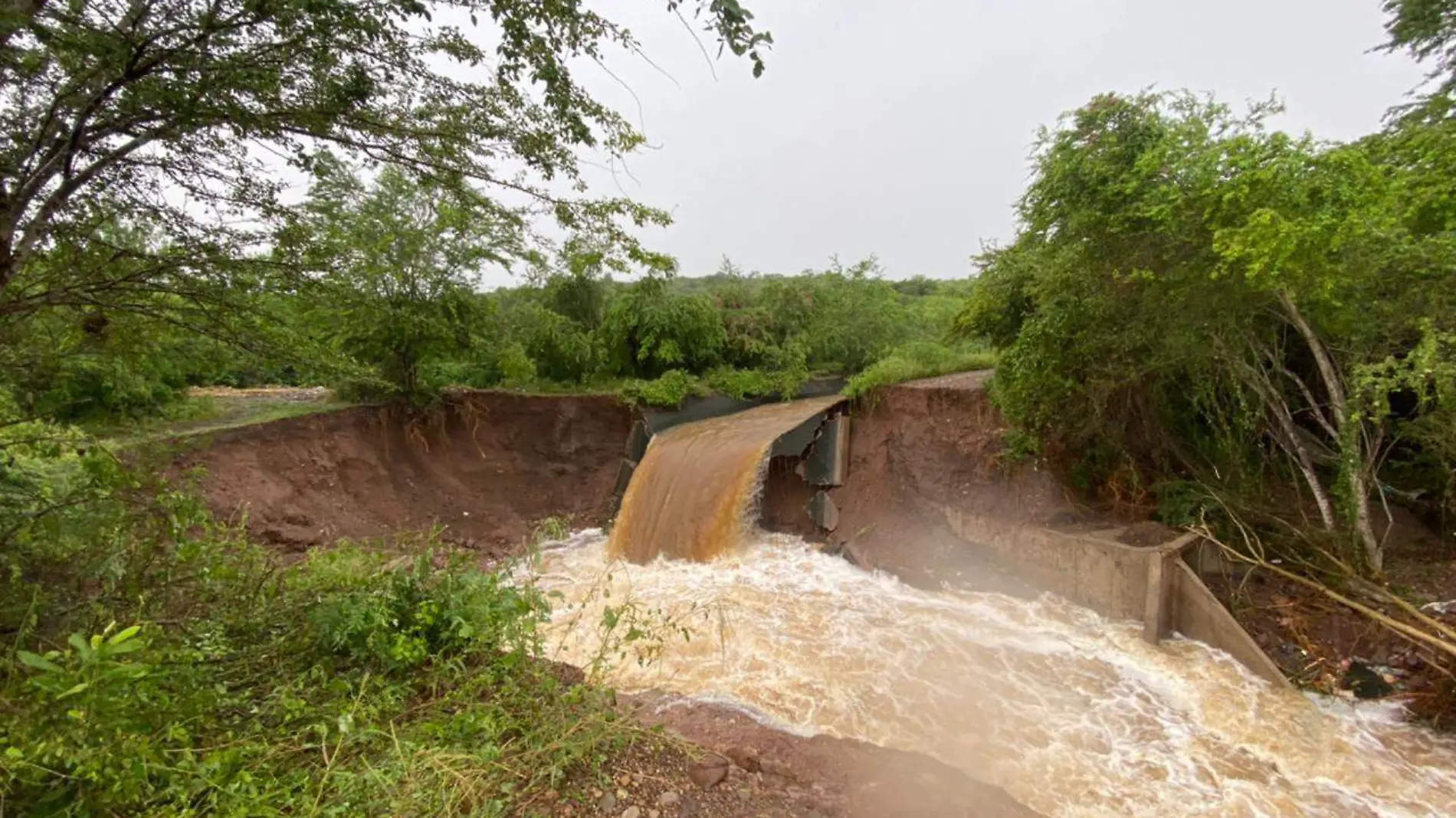 Dañan lluvias canal